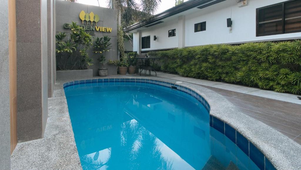Swimming pool sa o malapit sa RedDoorz @ Gardenview Hotel GTower Angeles