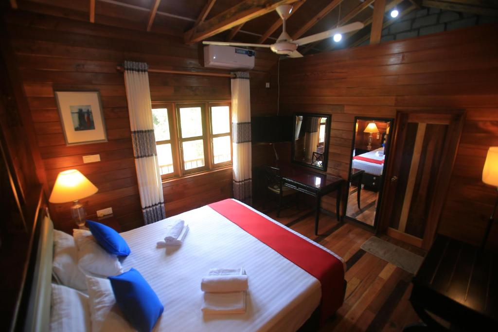 Postel nebo postele na pokoji v ubytování Jungle Hut Resort Sigiriya