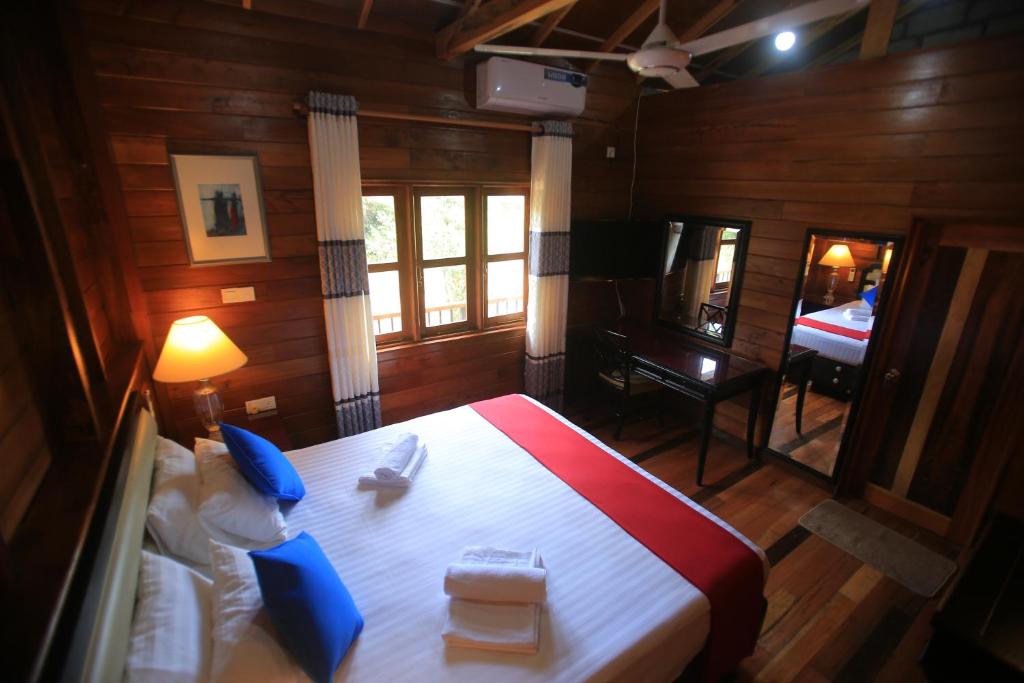 Postel nebo postele na pokoji v ubytování Jungle Hut Resort Sigiriya