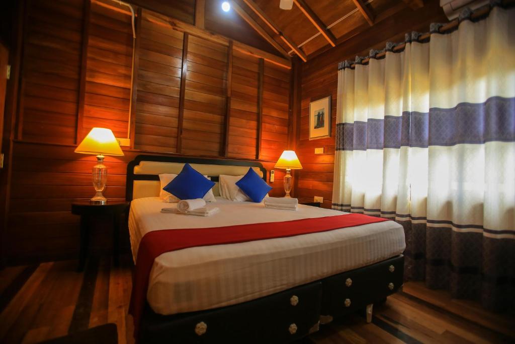 Postel nebo postele na pokoji v ubytování Jungle Hut Resort Sigiriya