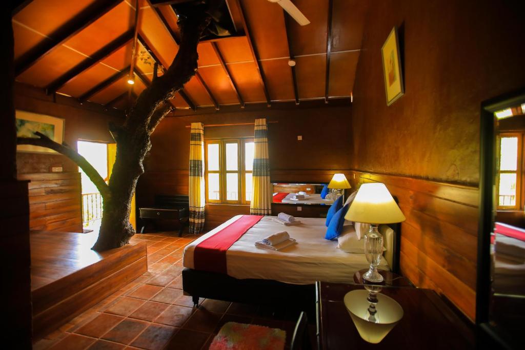 Postel nebo postele na pokoji v ubytování Jungle Hut Resort Sigiriya