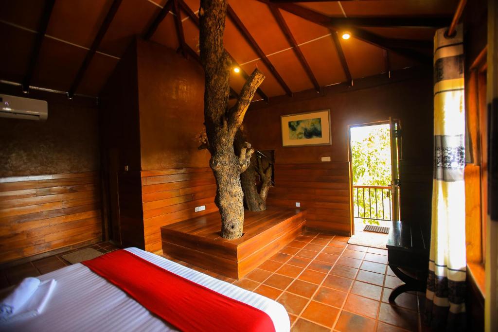 Postel nebo postele na pokoji v ubytování Jungle Hut Resort Sigiriya
