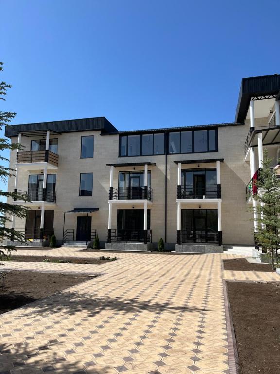 博斯特里Берег 2的大型公寓大楼,设有大型庭院