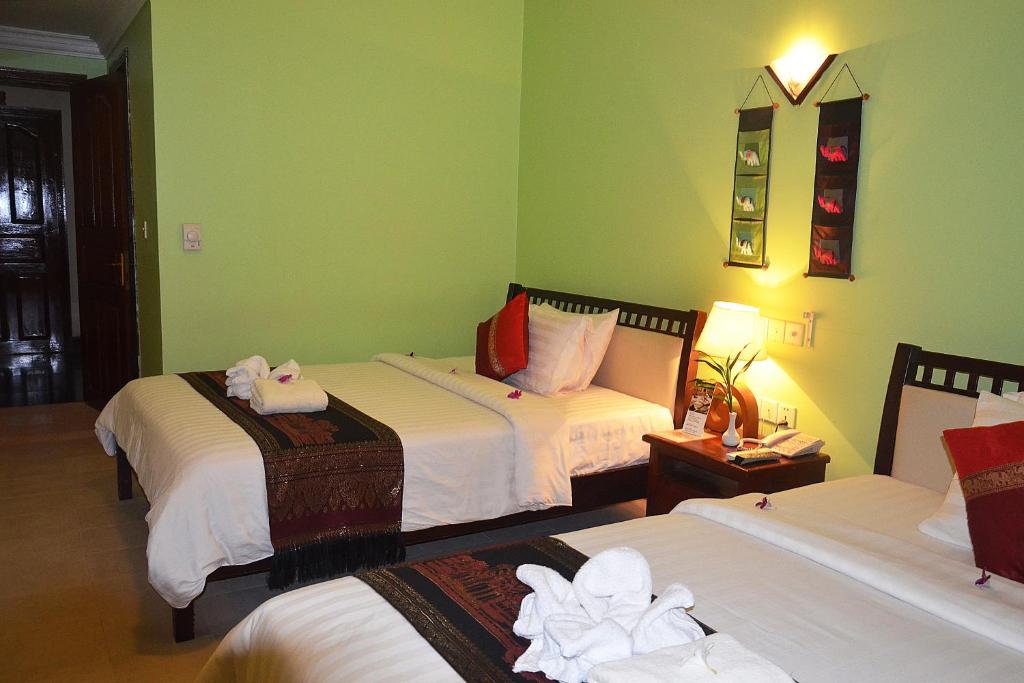 Postel nebo postele na pokoji v ubytování Parklane Hotel