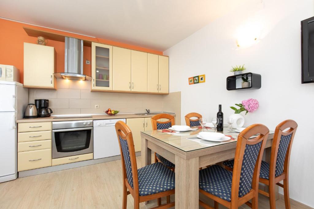 Kuchnia lub aneks kuchenny w obiekcie ADRIA-Holiday House with a private pool in Krk