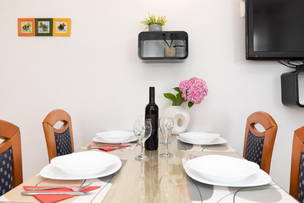 Telewizja i/lub zestaw kina domowego w obiekcie ADRIA-Holiday House with a private pool in Krk