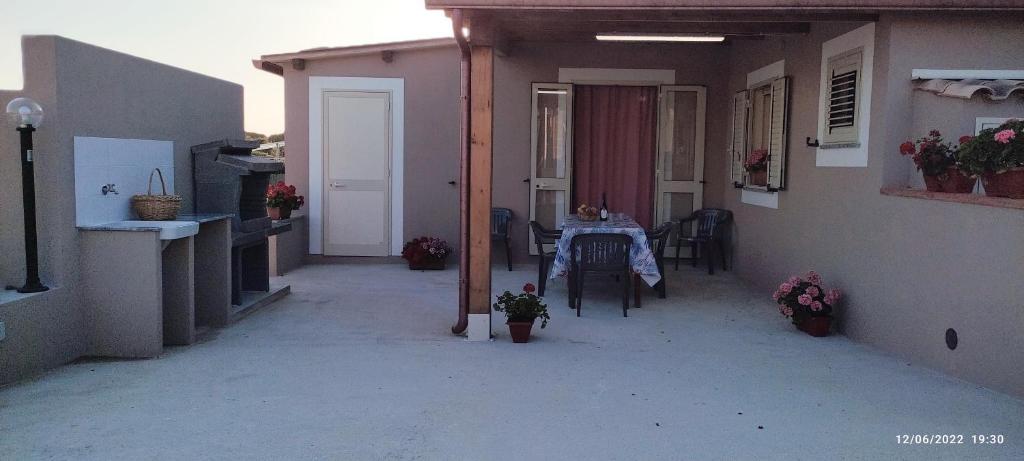 a table and chairs in the courtyard of a house at Dependance Nonna Rosa in Granelli