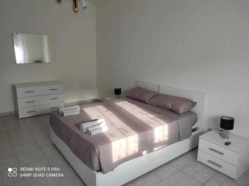 um quarto com uma cama com duas toalhas em Appartamento Giulio Cesare em Novara