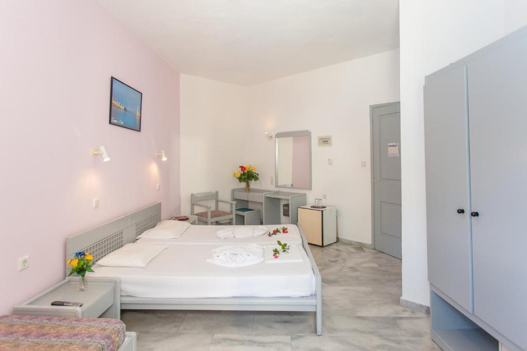 Postel nebo postele na pokoji v ubytování Akasti Hotel