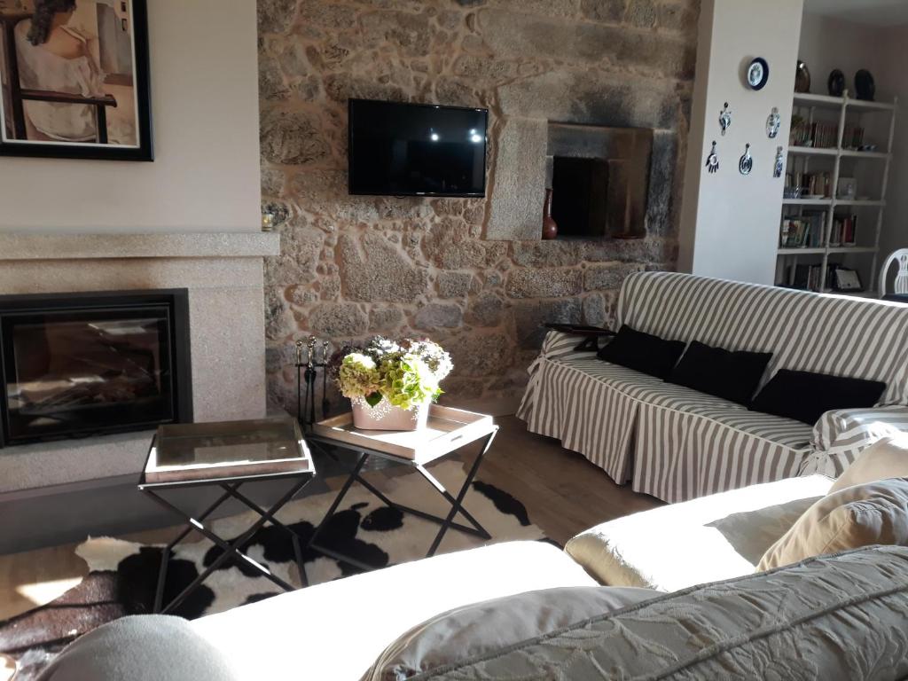 ein Wohnzimmer mit zwei Sofas und einem Kamin in der Unterkunft Casa de Alicia Pontevedra Moraña Rías Baixas Casa Entera VT-PO-OOOO32 in Moraña