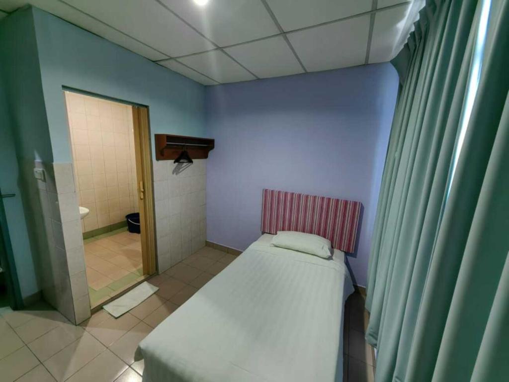 Postel nebo postele na pokoji v ubytování Century Hotel Inanam