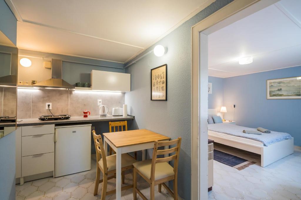 cocina y comedor con mesa y cama en Regőczy Vendégház Zamárdi, en Zamárdi