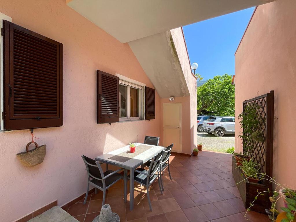 a table and chairs on a patio in a house at Appartamento La Costarella in Marciana