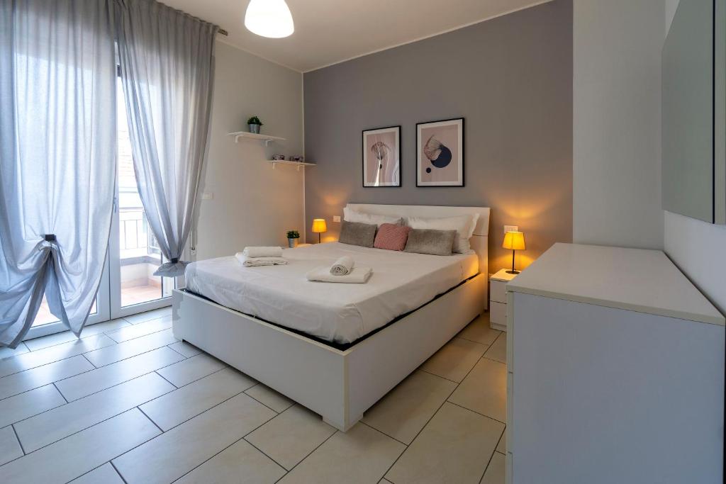 A bed or beds in a room at GetTheKey Pasubio Apartment