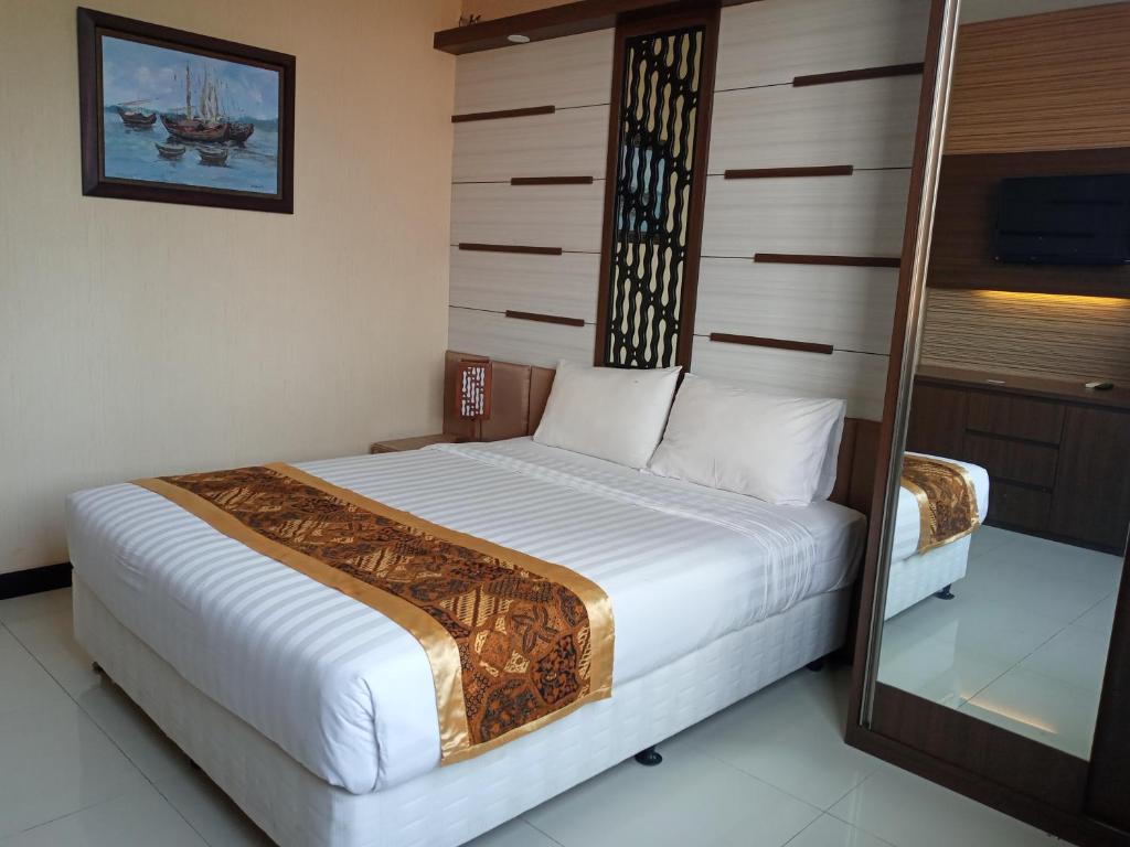 a bedroom with a large bed in a room at Dmadinah Residence Solo in Bonorejo