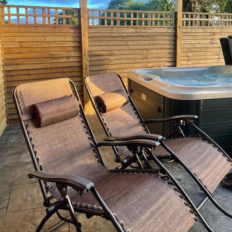 Fotografie z fotogalerie ubytování Paddock Pod - Sleeps 4 & Roofed Over Private Hot Tub & NEW SAUNA v destinaci Burnfoot