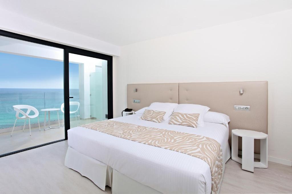 Cama ou camas em um quarto em Iberostar Waves Cala Millor - Adults Only