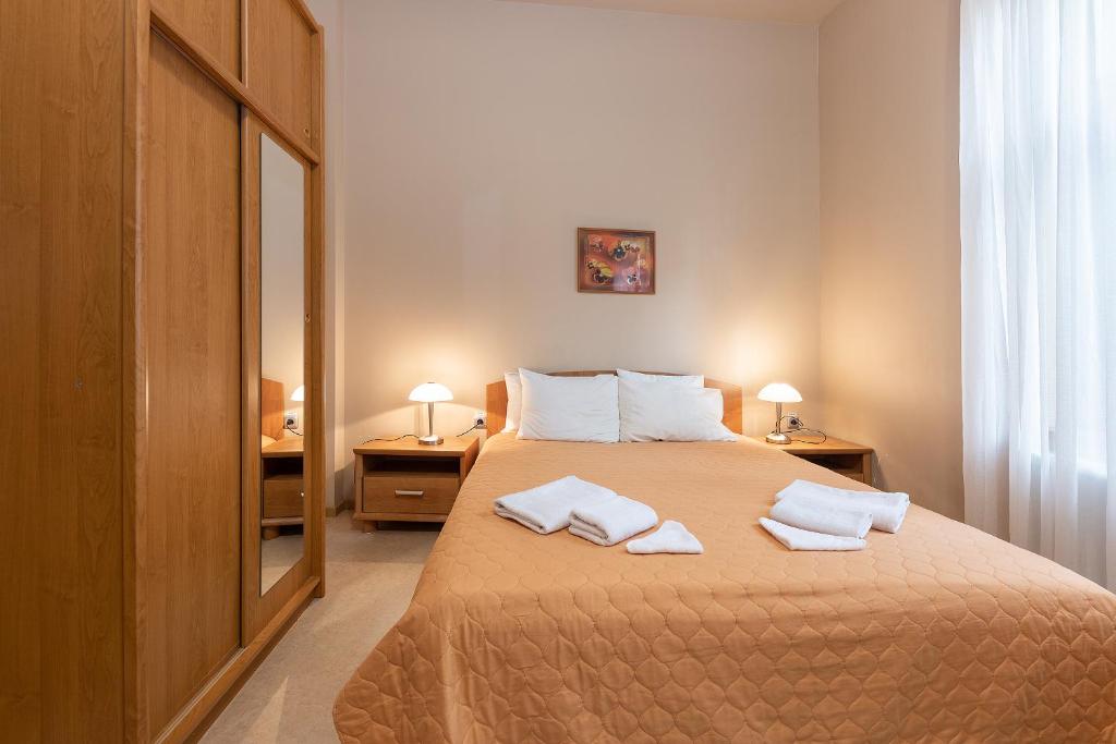 ein Schlafzimmer mit einem Bett mit zwei Handtüchern darauf in der Unterkunft Room in Guest room - Valensija - Studio Apartment in Jūrmala