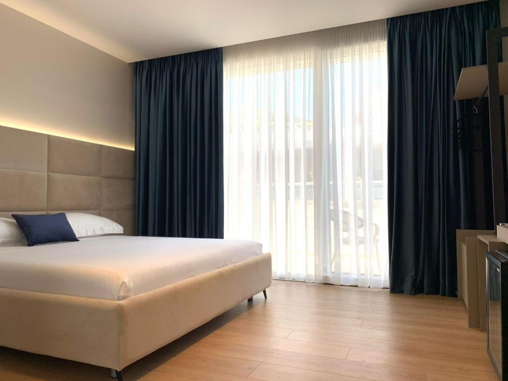 Postel nebo postele na pokoji v ubytování Grand Mirage