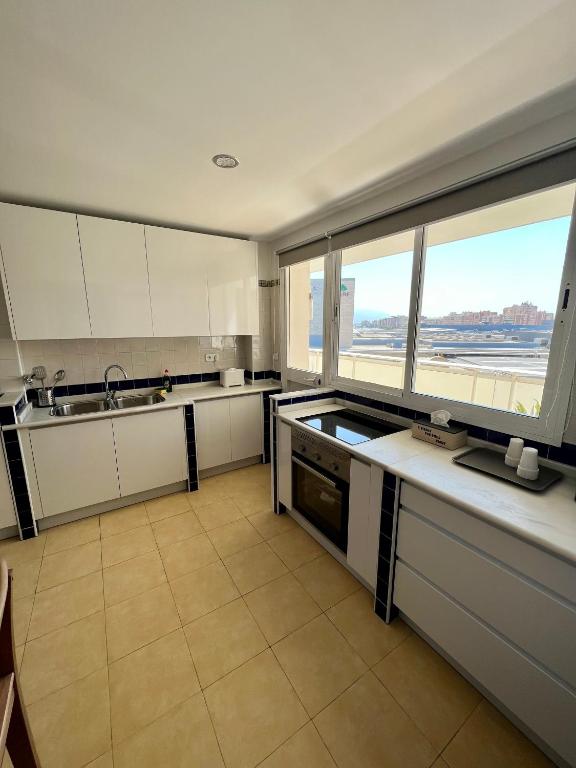 Kuchyňa alebo kuchynka v ubytovaní Apartamentos Prestige Suites Málaga II