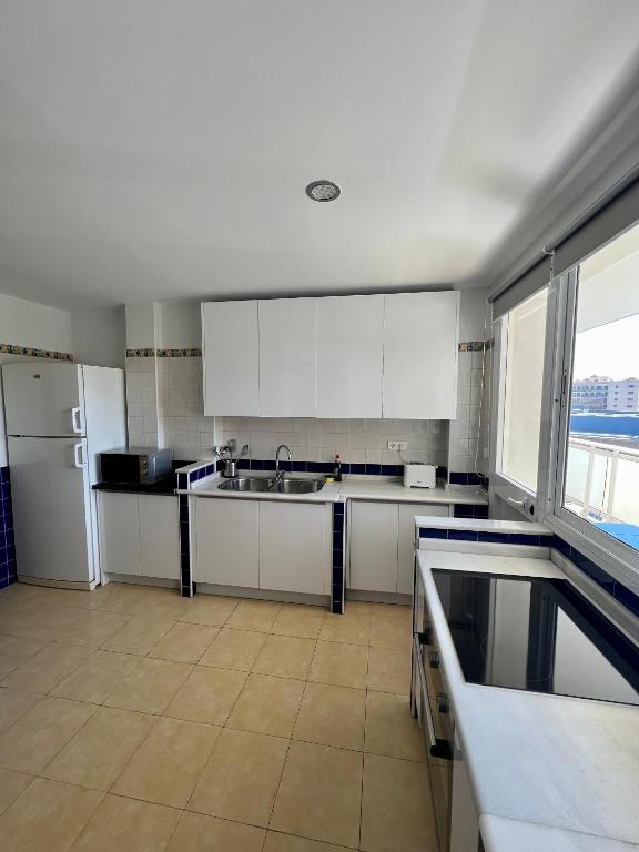 Kuchyňa alebo kuchynka v ubytovaní Apartamentos Prestige Suites Málaga II
