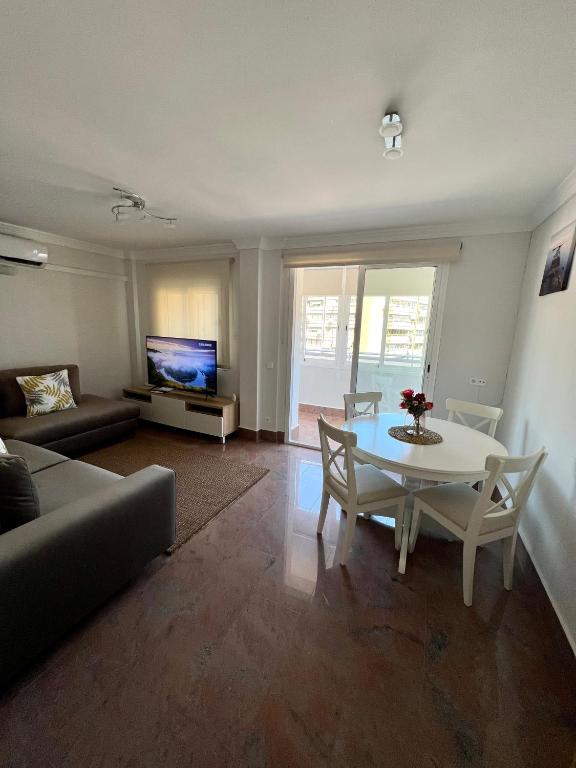 Televízia a/alebo spoločenská miestnosť v ubytovaní Apartamentos Prestige Suites Málaga II