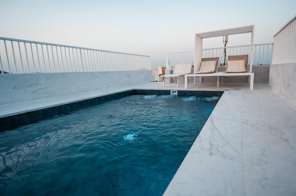 Bazén v ubytování Anici Crt Penthouse 4 - with private rooftop pool nebo v jeho okolí