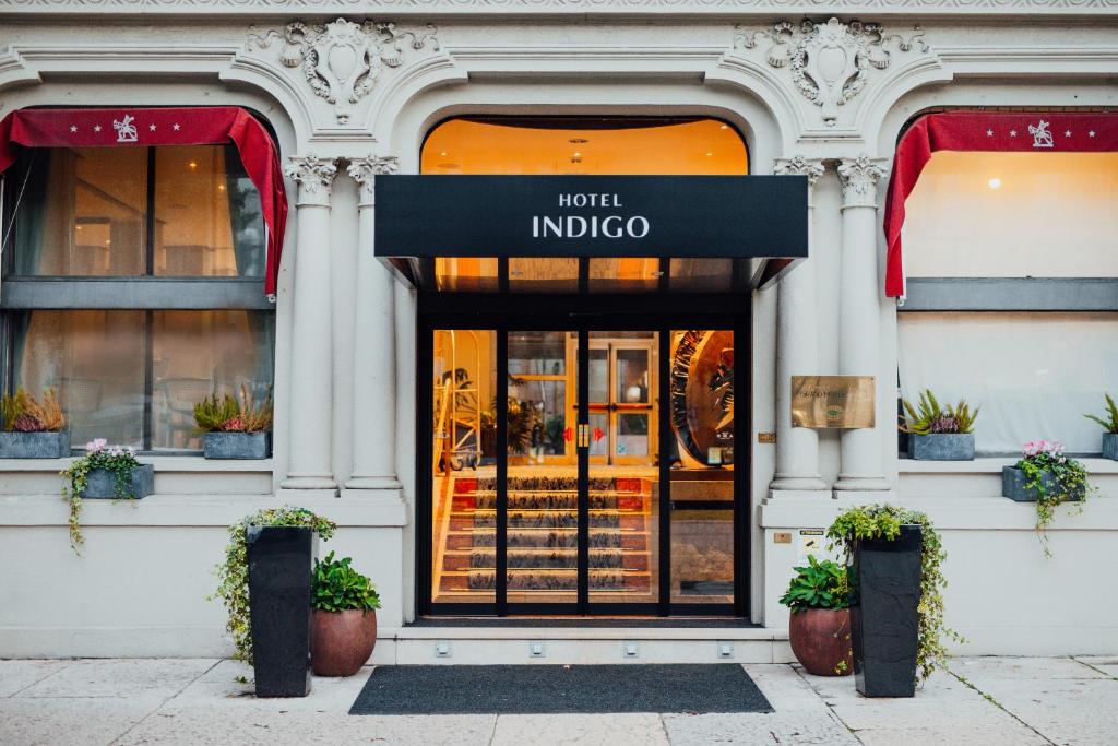 a store front with a window with a large window at Hotel Indigo Verona - Grand Hotel Des Arts, an IHG Hotel in Verona