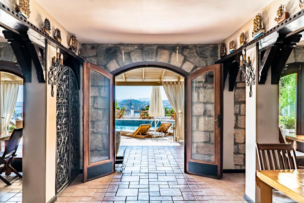 Bazén v ubytování Manzara Boutique Hotel - Adults Only nebo v jeho okolí