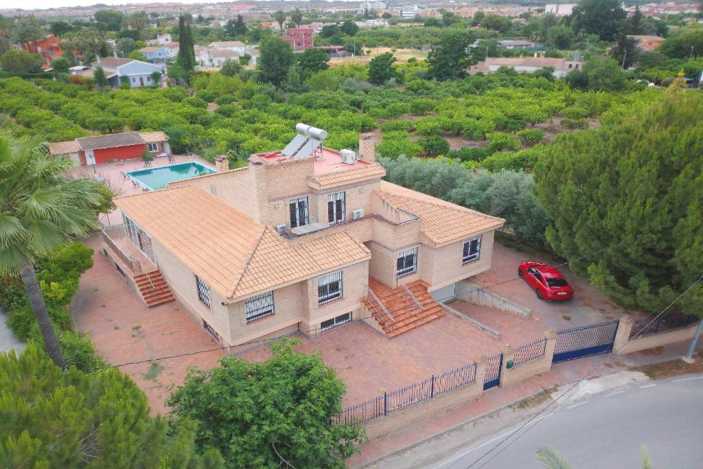 une vue aérienne sur une maison avec une voiture rouge dans l'établissement Salvadora Luminosa, à Murcie