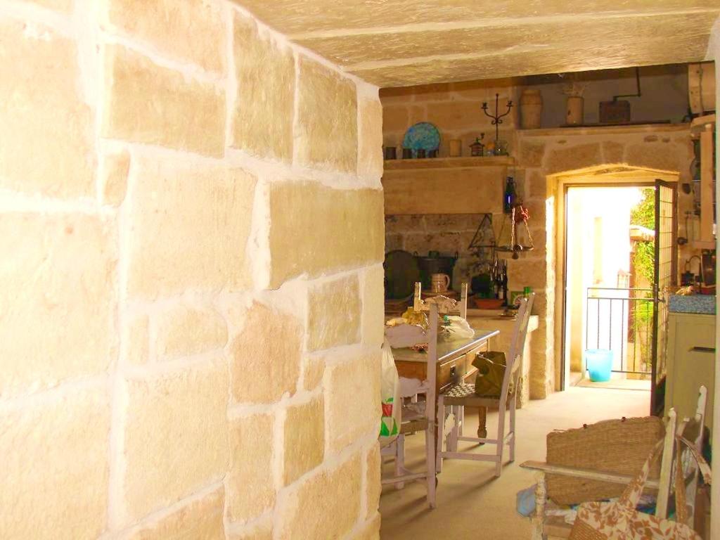 cocina y comedor con pared de piedra en 3 bedrooms apartement with wifi at Serrano, en Serrano