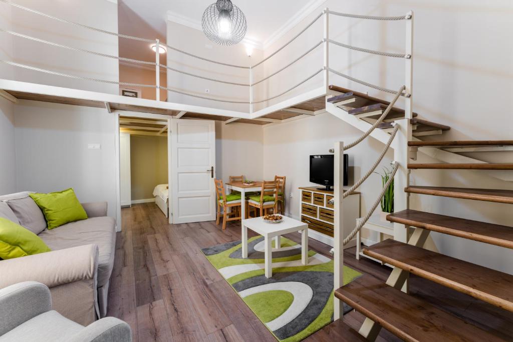 Televízia a/alebo spoločenská miestnosť v ubytovaní Downtown Greenie Home