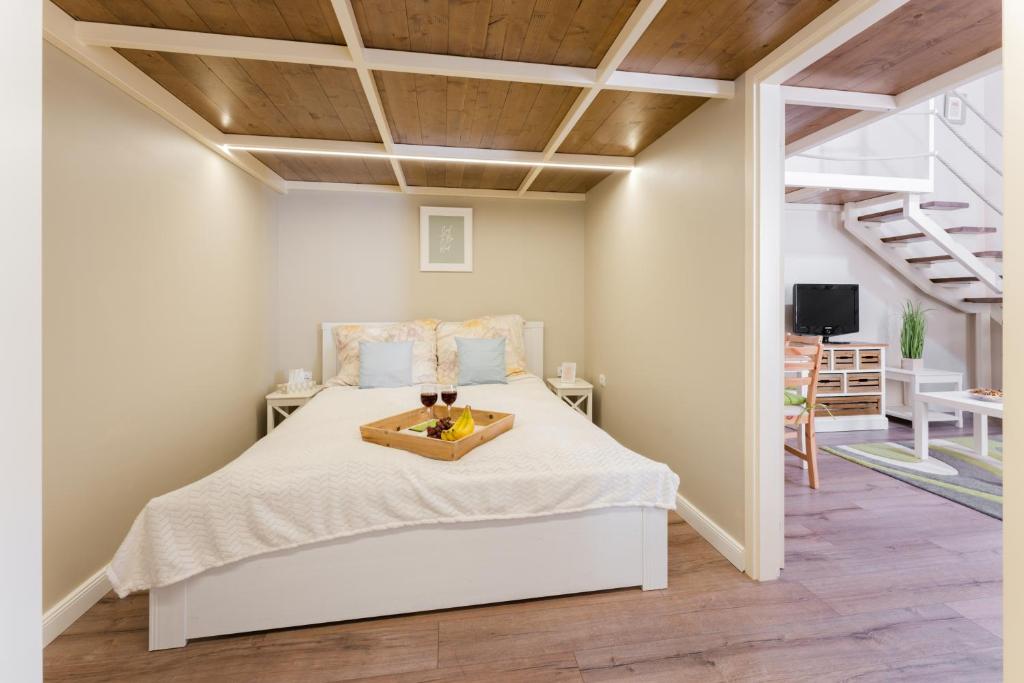 Posteľ alebo postele v izbe v ubytovaní Downtown Greenie Home