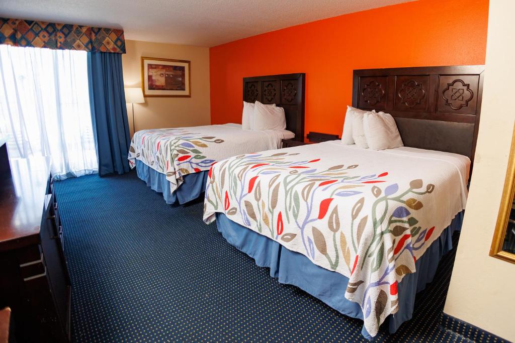 Garnet Inn & Suites, Orlando - 配有花园/ Pool 视图的两床双床家庭套件