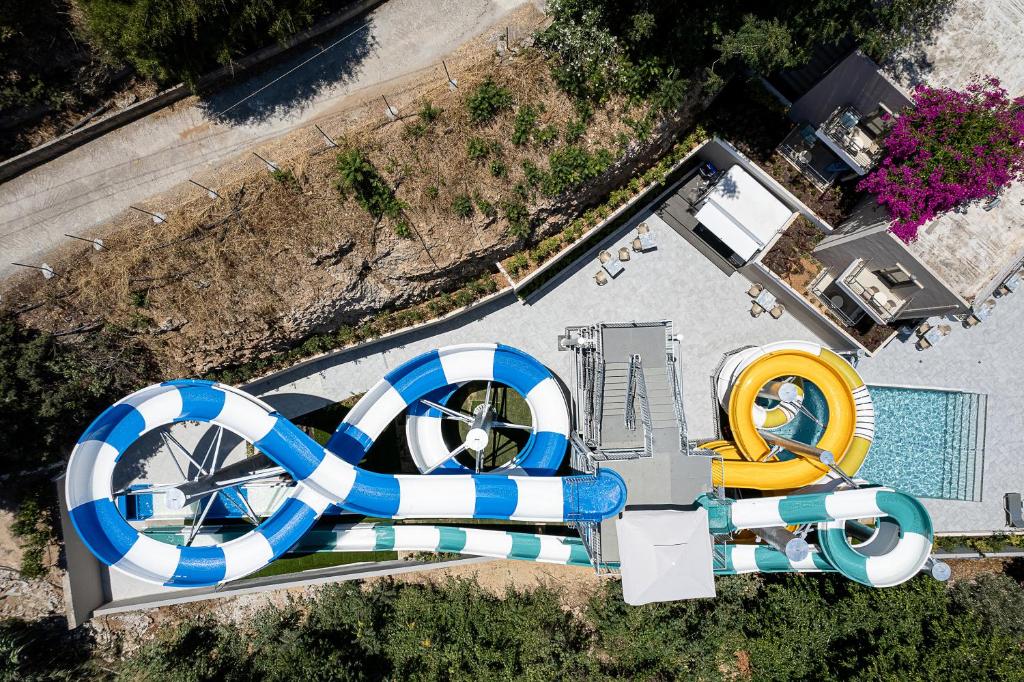 Bazén v ubytování Porto Platanias Village Resort nebo v jeho okolí