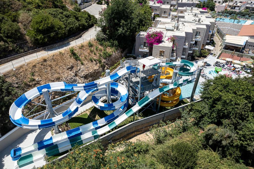 Bazén v ubytování Porto Platanias Village Resort nebo v jeho okolí