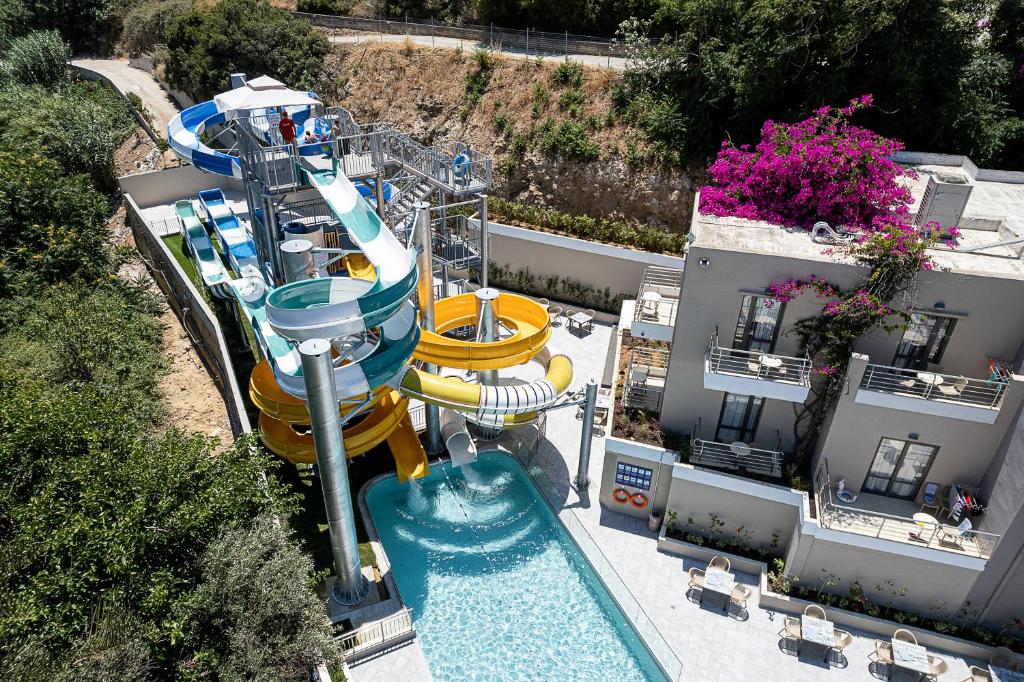 Bazén v ubytování Porto Platanias Beach Resort & Spa nebo v jeho okolí
