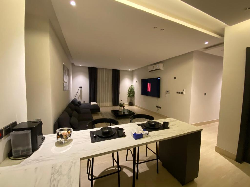 Η κουζίνα ή μικρή κουζίνα στο 3 - Bedroom Apartment