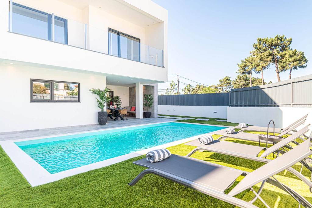 ein Swimmingpool im Hinterhof eines Hauses in der Unterkunft Villa Cuca in Aroeira