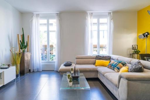 a living room with a couch and a table at Super appartement au cœur de Nice! Bonnes vacances in Nice