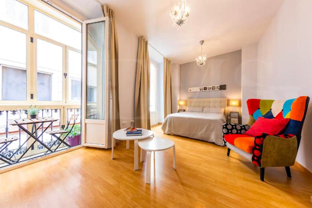 Posteľ alebo postele v izbe v ubytovaní Holidays2Malaga Capitan Studio renovated with patio & balconies in the city center