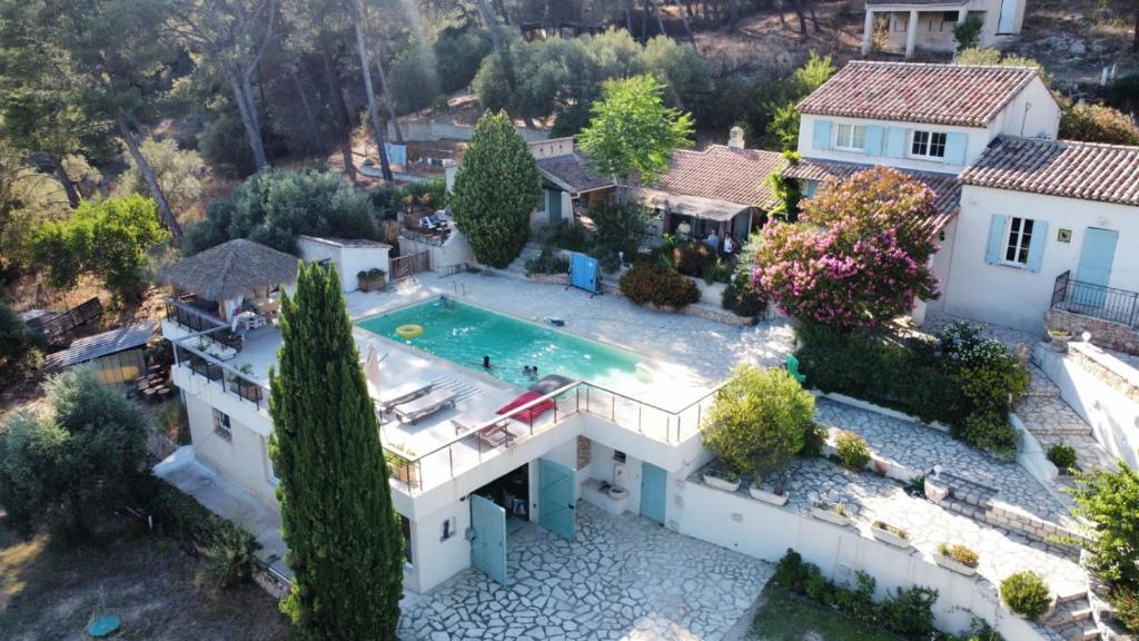 - une vue aérienne sur une maison avec une piscine dans l'établissement Mon coin de Provence petit-déjeuner offert, à Roquevaire
