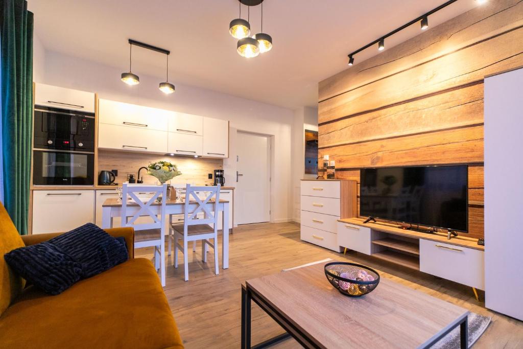 Kuchyňa alebo kuchynka v ubytovaní Apartament Liściasty 1 z tarasem - Dream Apart