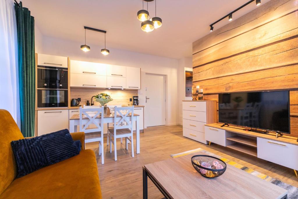 Kuchyňa alebo kuchynka v ubytovaní Apartament Liściasty 1 z tarasem - Dream Apart