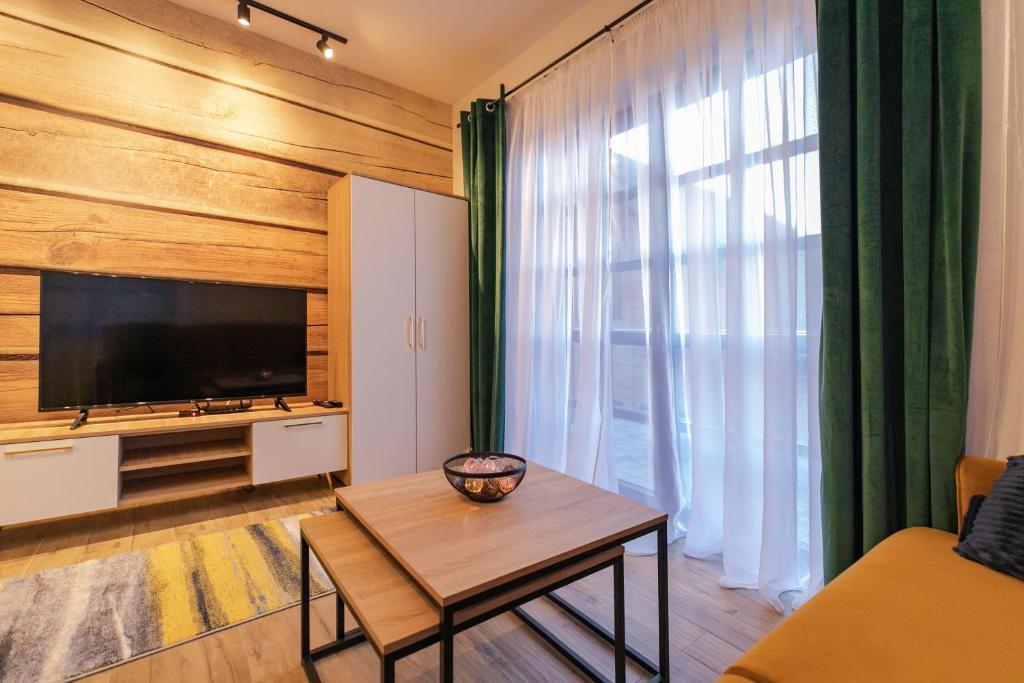 Televízia a/alebo spoločenská miestnosť v ubytovaní Apartament Liściasty 1 z tarasem - Dream Apart