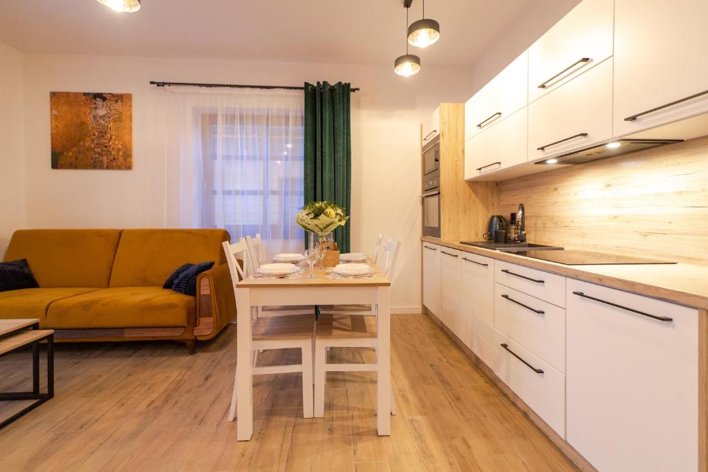 Kuchyňa alebo kuchynka v ubytovaní Apartament Liściasty 1 z tarasem - Dream Apart