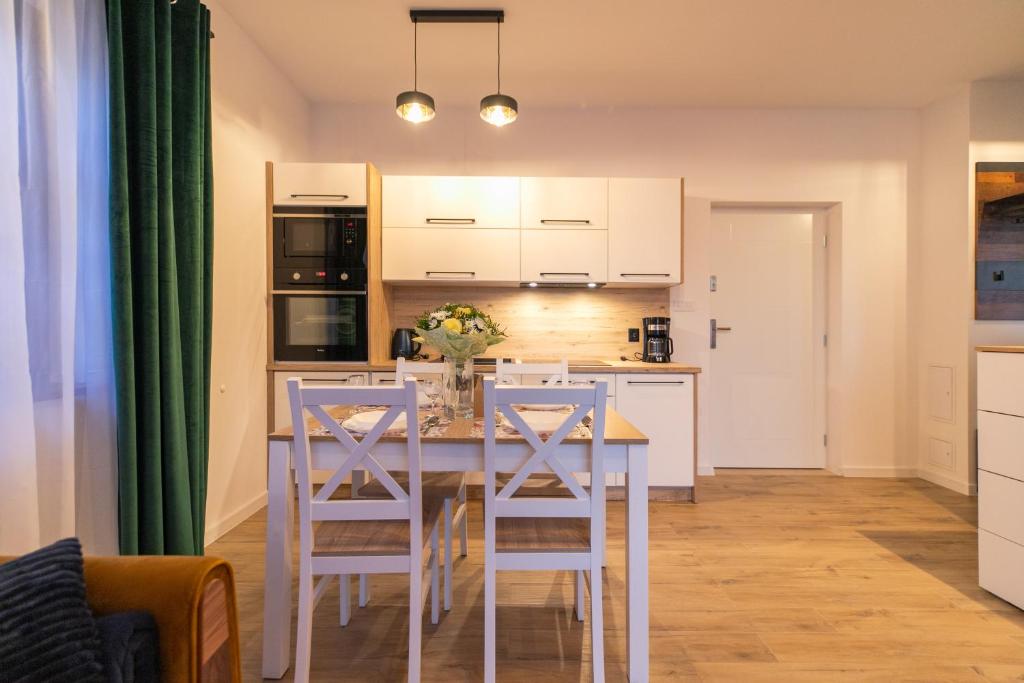 Kuchyňa alebo kuchynka v ubytovaní Apartament Liściasty 1 z tarasem - Dream Apart