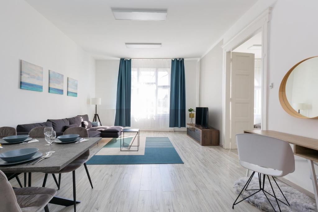 Designer Apartment on the Budapest Broadway w 2BR, AC and Panorama Balcony 1065 Budapest, 8 Nagymező utca kép - 1