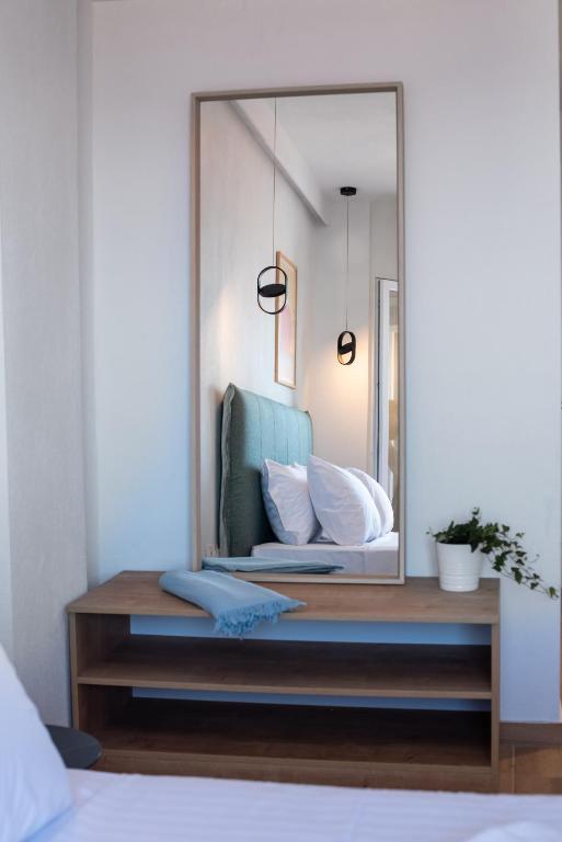 Postel nebo postele na pokoji v ubytování Aiora Suites