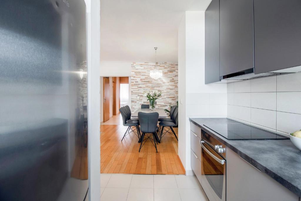 Kuchnia lub aneks kuchenny w obiekcie Apartment Montesa Zadar with free parking and balcony